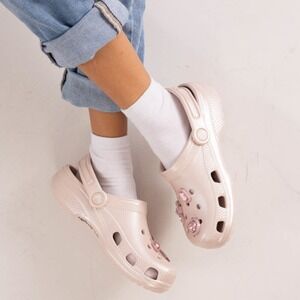 Crocs Girls J1 Cream Classic Clogs Charms Pre-Owned